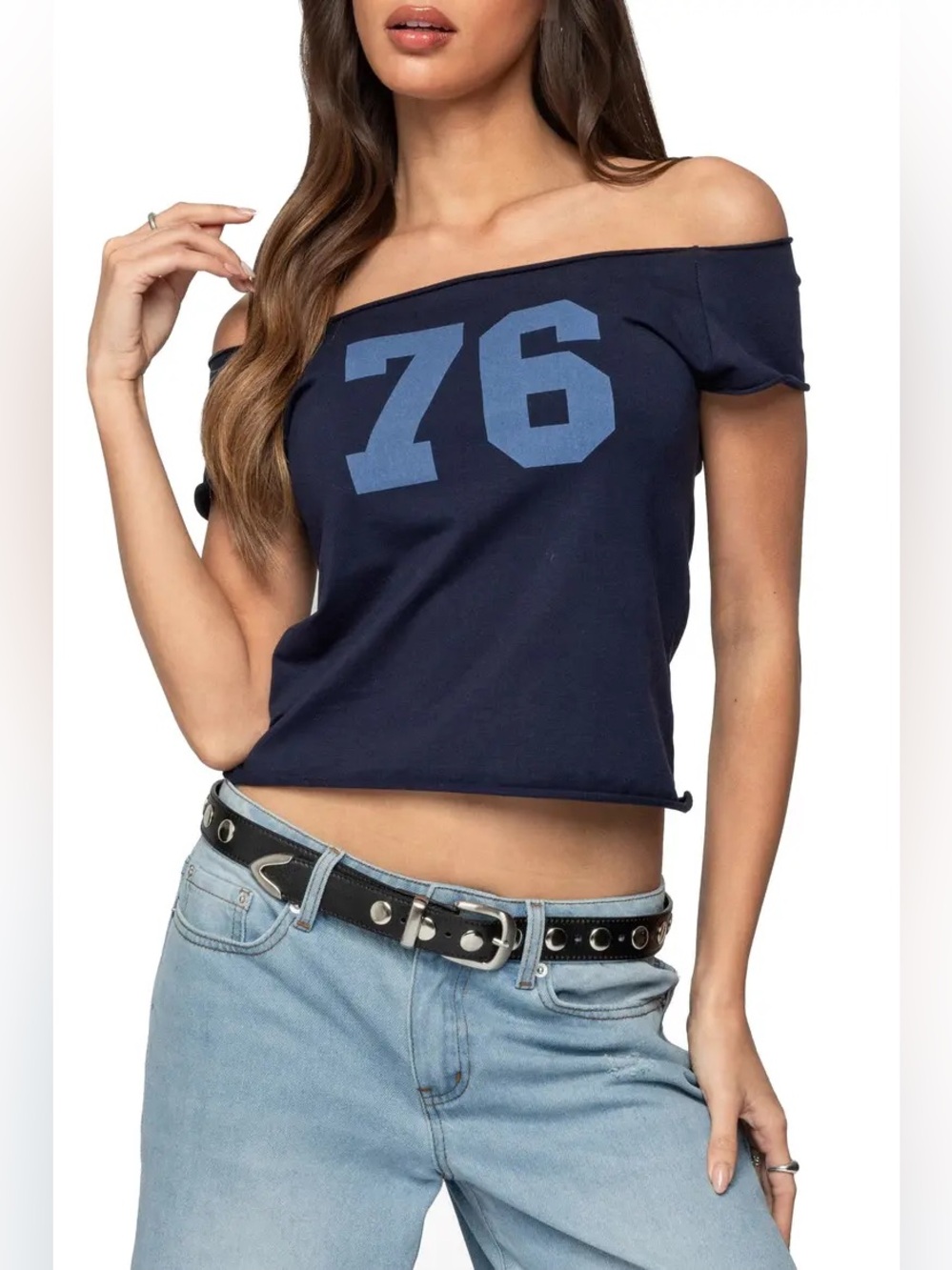 EDIKTED 76 Off the Shoulder Cotton Graphic T-Shirt M
